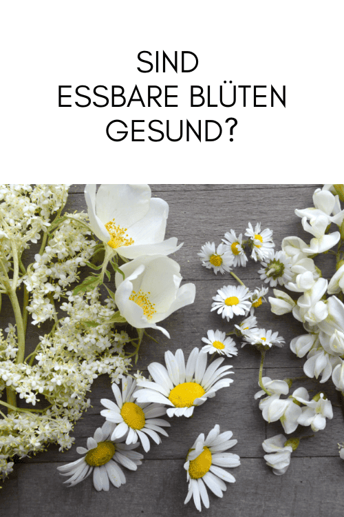 Weiße Blüten auf Holztisch