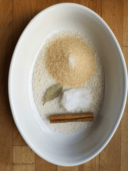 Zucker, Zimt, Lorbeer und Kokosöl in einer Auflaufform