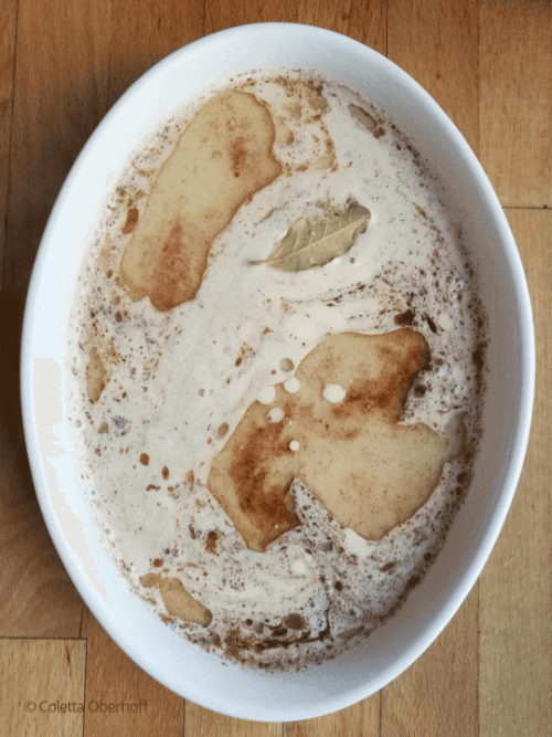 Zucker, Zimt, Lorbeer, Kokosöl und Milch in einer Auflaufform