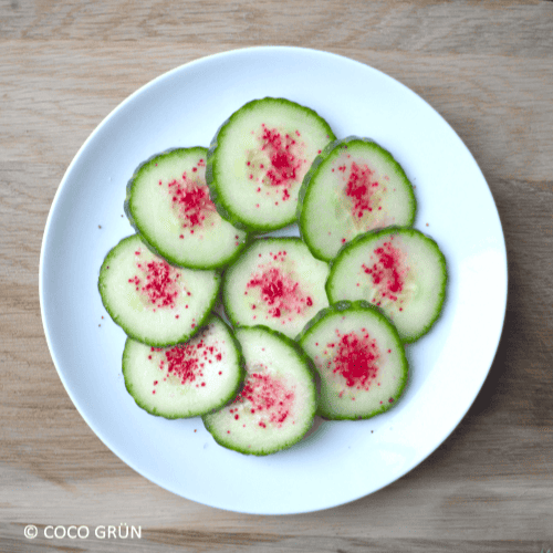 Rote Bete Salz auf Gurkenscheiben