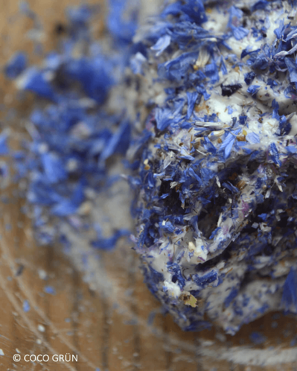 Blaue Butter mit Kornblumenblüten