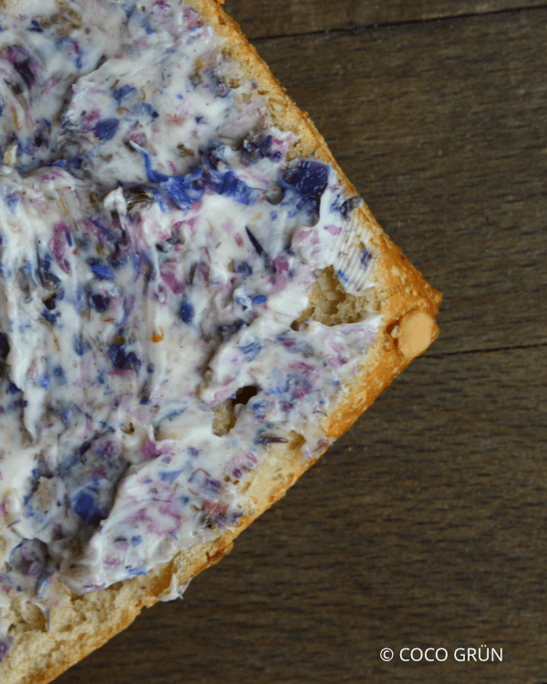 Brot mit blauer Kornblumenbutter