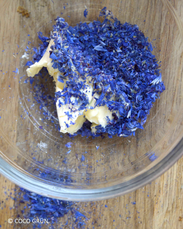 Blaue Kornblumenblüten in einer Schüssel mit Butter