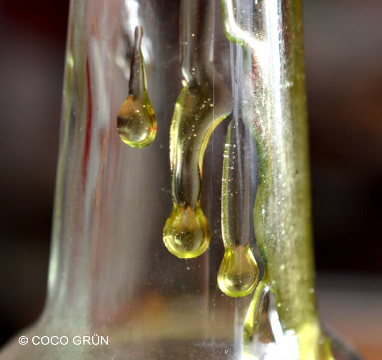 Grüne Waldmeistersiruptropfen in einer Flasche COCO GRÜNin einer Flasche COCO Grün Grüne Waldmeistersiruptropfen in einer Flasche COCO GRÜNin einer Flasche COCO Grün